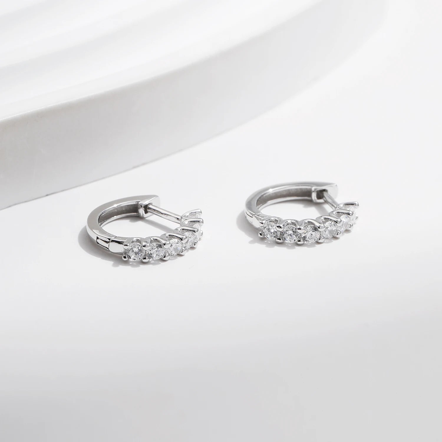 Orecchini piccoli in moissanite di colore D in argento 925 da donna