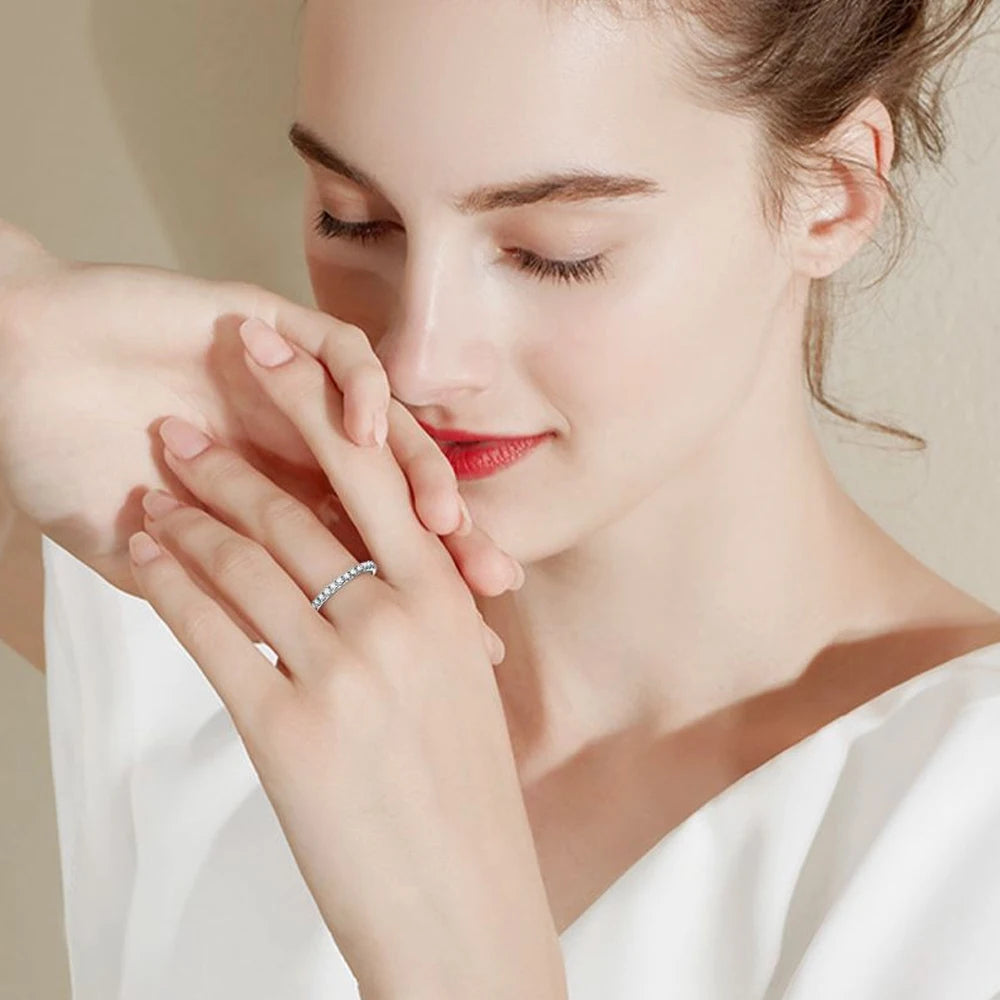 Fede nuziale Eternity in Moissanite da 2 mm per donna